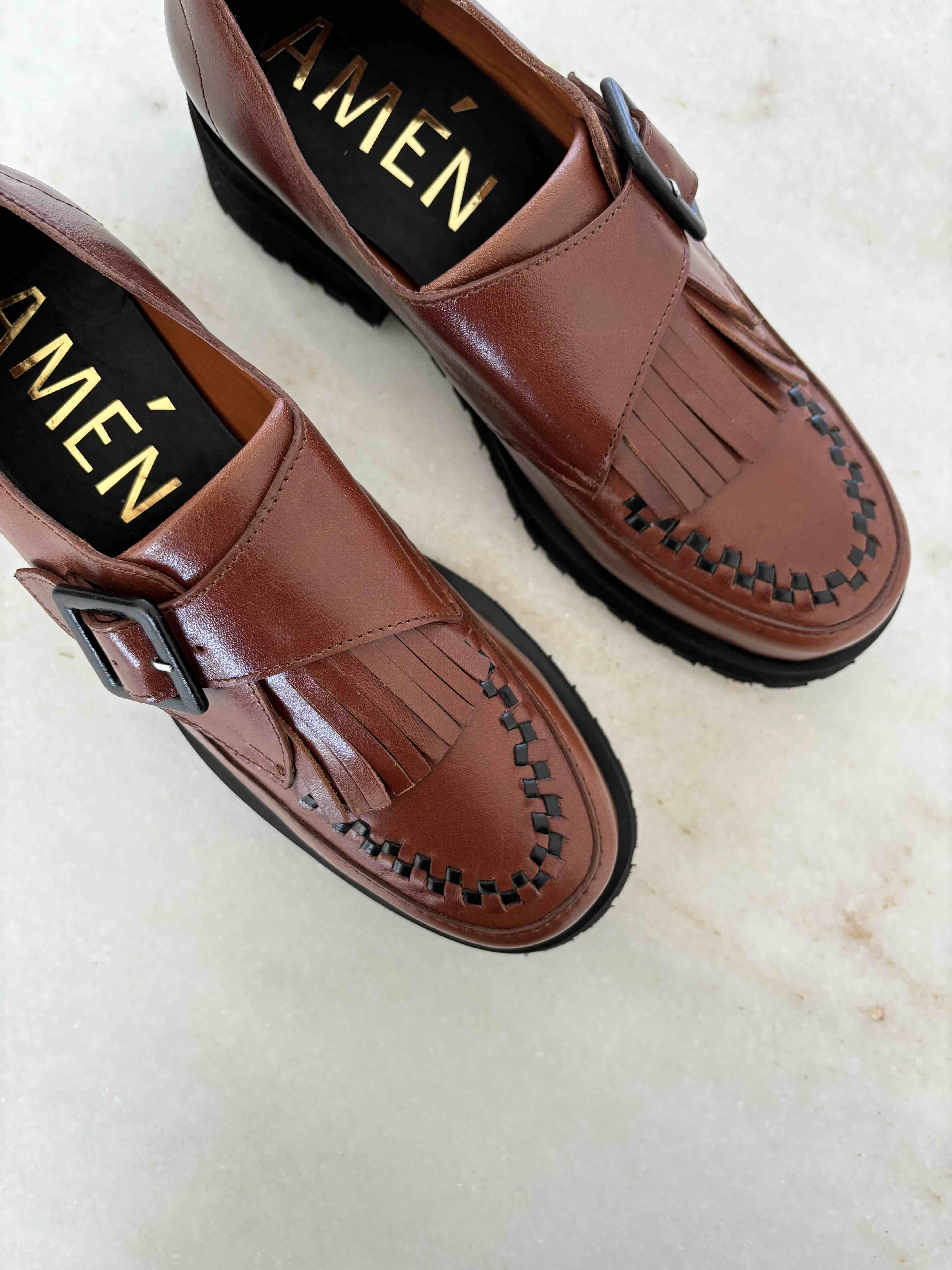 Amén Trama mocasín